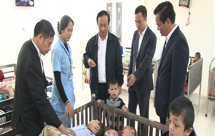 Phó Chủ tịch UBND Thành phố Nguyễn Thế Hùng thăm, tặng quà người có công tại huyện Ba Vì