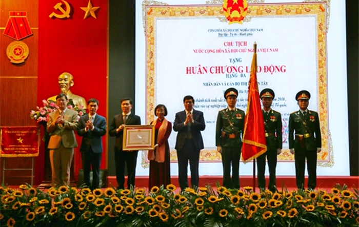 Thị xã Sơn Tây đón nhận Huân chương Lao động hạng Ba