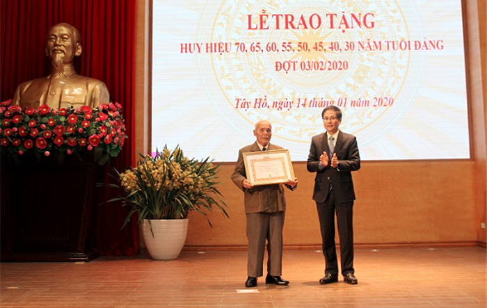 Quận ủy Tây Hồ tổ chức Lễ trao tặng Huy hiệu Đảng đợt 03-02