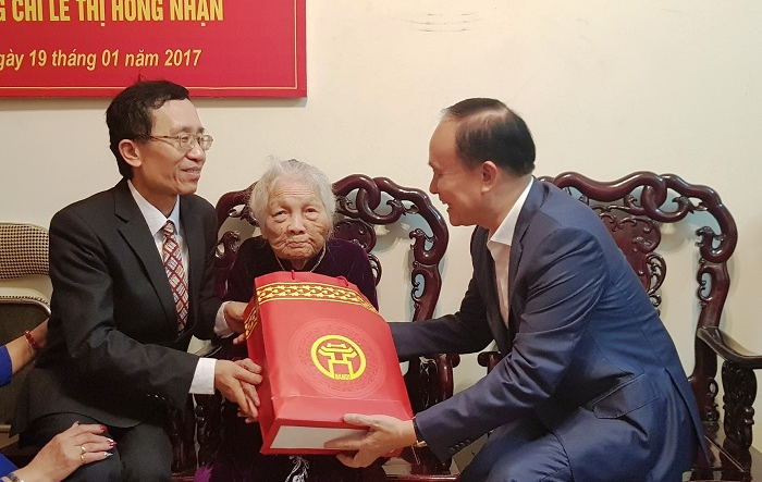Phó Chủ tịch Thường trực HĐND Thành phố Nguyễn Ngọc Tuấn thăm, tặng quà tại quận Hoàn Kiếm 