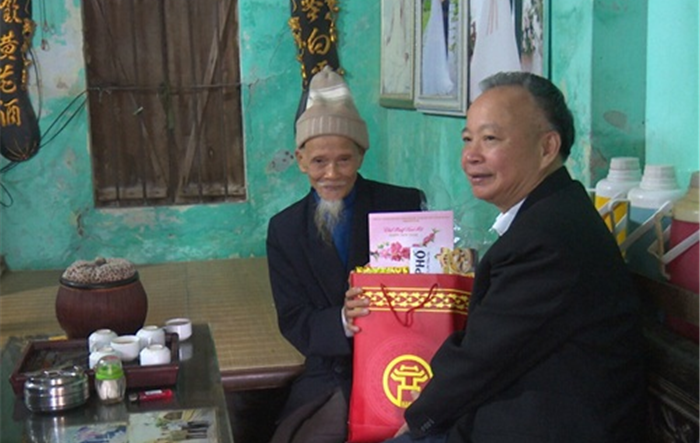 Phó Chủ tịch Thường trực UBND Thành phố thăm, tặng quà Tết Canh Tý 2020 các đối tượng chính sách trên địa bàn huyện Hoài Đức