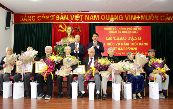 Phó Bí thư Thành ủy, Chủ tịch UBND Thành phố Nguyễn Đức Chung trao Huy hiệu Đảng tại quận Hoàng Mai 