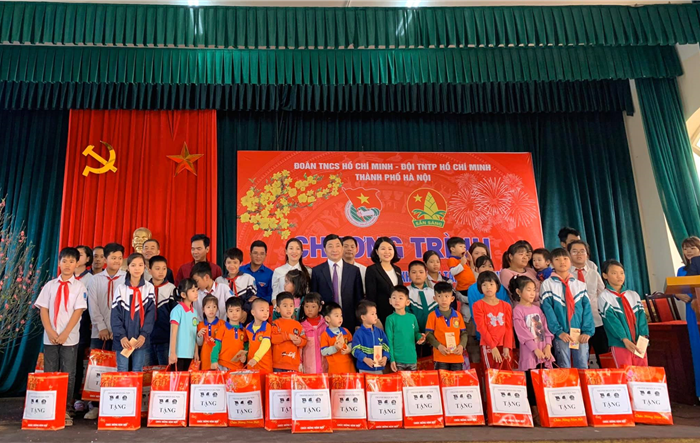 Nhiều phần quà ý nghĩa của Đoàn Thanh niên Thành phố dành tặng công nhân, thiếu nhi dịp Tết Nguyên đán Canh Tý 2020