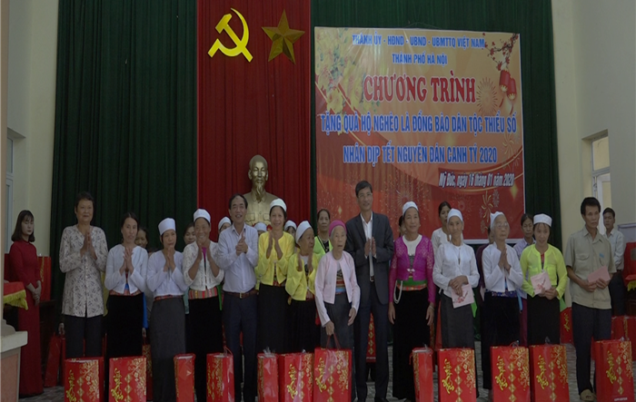 Phó Chủ tịch Thường trực Ủy ban MTTQ Việt Nam Thành phố thăm, tặng quà cho đồng bào dân tộc thiểu số huyện Mỹ Đức 