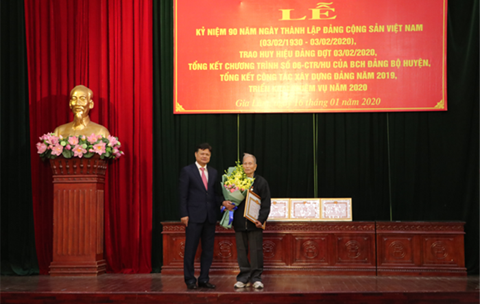 Trưởng ban Tổ chức Thành ủy trao Huy hiệu Đảng tại huyện Gia Lâm 