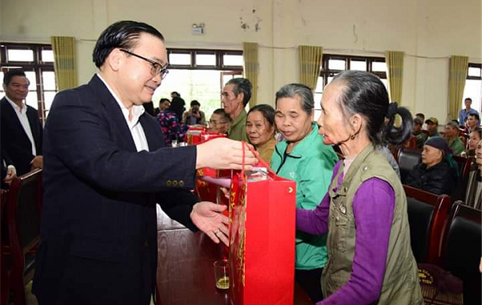 Bí thư Thành ủy Hoàng Trung Hải thăm, tặng quà Tết hộ nghèo đồng bào dân tộc thiểu số