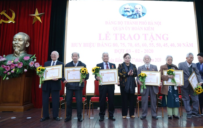 Đồng chí Nguyễn Thị Bích Ngọc trao Huy hiệu Đảng  tại quận Hoàn Kiếm