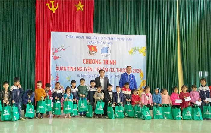 Tuổi trẻ Thủ đô mang "Xuân tình nguyện - Tết ấm yêu thương" đến với người già, trẻ em