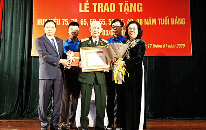 Phó Bí thư Thường trực Thành ủy trao Huy hiệu Đảng cho các đảng viên lão thành