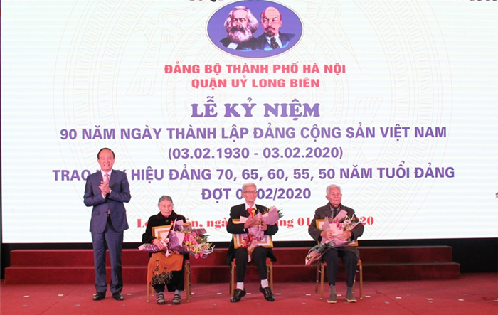 Phó Chủ tịch Thường trực HĐND Thành phố Nguyễn Ngọc Tuấn trao Huy hiệu Đảng tại quận Long Biên