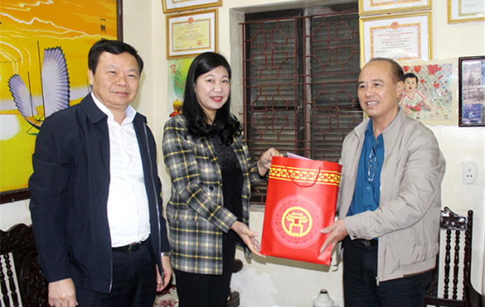 Chủ tịch Ủy ban MTTQ Thành phố thăm, tặng quà Tết gia đình chính sách huyện Thanh Oai