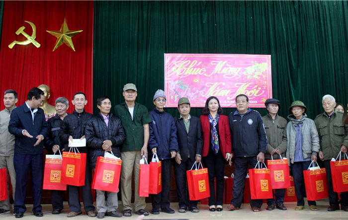 Lãnh đạo Thành phố thăm, tặng quà các gia đình chính sách  xã Đồng Tâm, huyện Mỹ Đức