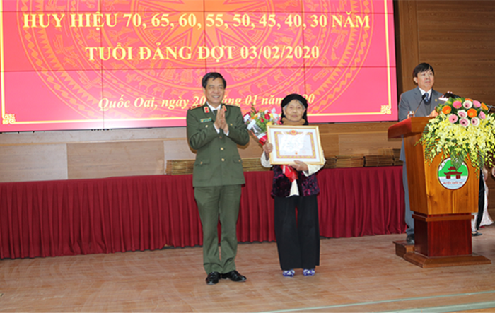 Giám đốc Công an Thành phố trao Huy hiệu Đảng tại huyện Quốc Oai 