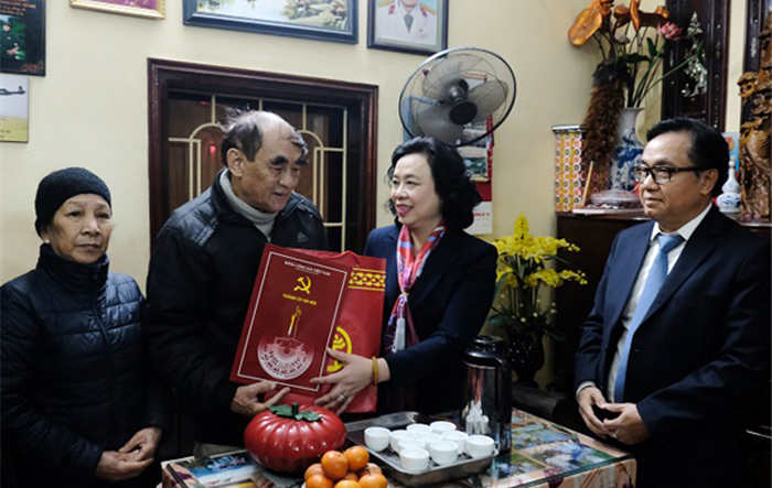 Phó Bí thư Thường trực Thành ủy Ngô Thị Thanh Hằng chúc Tết các gia đình có công trên địa bàn quận Nam Từ Liêm