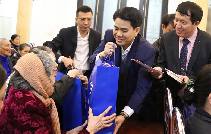 Chủ tịch UBND thành phố Hà Nội Nguyễn Đức Chung thăm, tặng quà Giáo xứ Chính tòa Hà Nội
