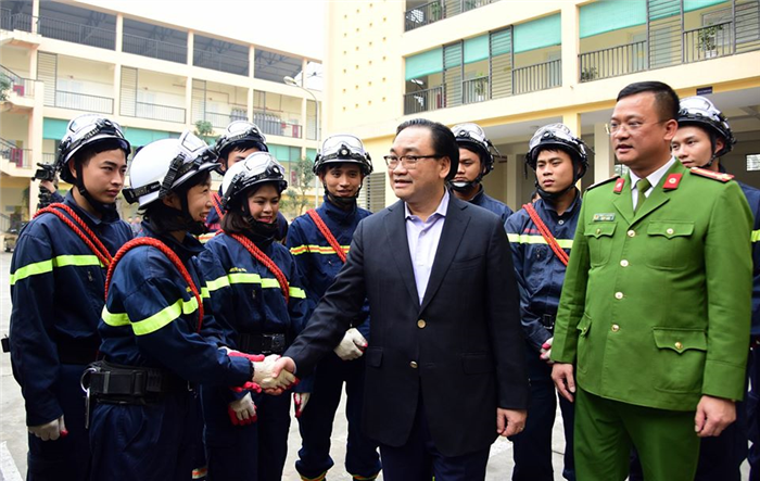 Bí thư Thành ủy Hoàng Trung Hải thăm, động viên đơn vị công an, quân đội làm nhiệm vụ trực Tết