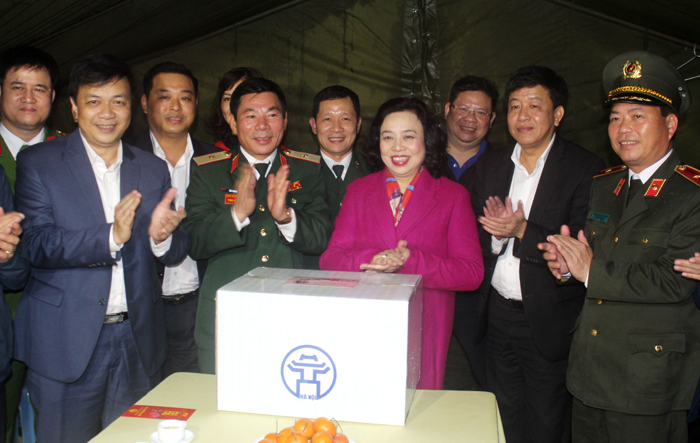 Phó Bí thư Thường trực Thành ủy Ngô Thị Thanh Hằng động viên các đơn vị quân đội, công an làm nhiệm vụ trực Tết