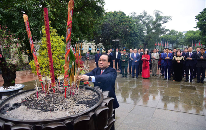 Dâng hương  tưởng nhớ các vị liệt tổ, liệt tông và Chủ tịch Hồ Chí Minh