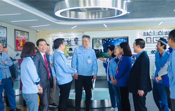 Thăm, động viên công nhân trở lại làm việc sau kỳ nghỉ Tết
