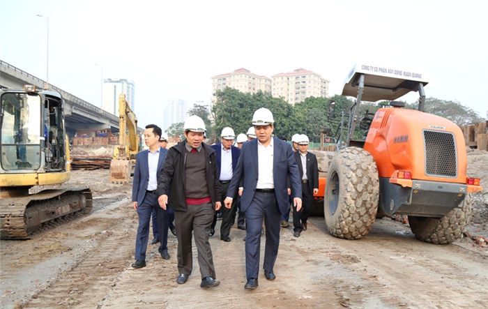 Thi công 3 ca, đảm bảo tiến độ cầu qua hồ Linh Đàm
