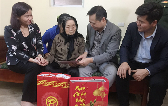 Trưởng ban Dân vận Thành ủy thăm, tặng quà gia đình chính sách huyện Phú Xuyên