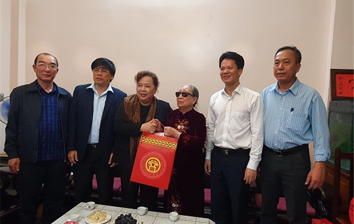 Đồng chí Nguyễn Thị Bích Ngọc chúc Tết các gia đình chính sách tại quận Hà Đông