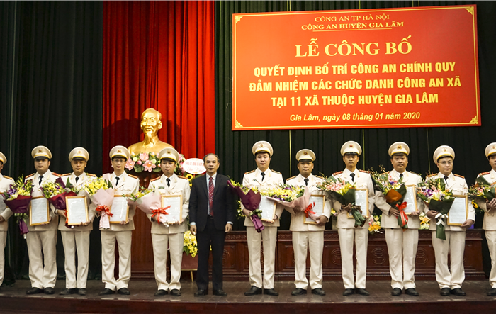 Huyện Gia Lâm công bố Quyết định bố trí công an chính quy đảm nhiệm các chức danh công an xã 