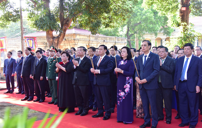 Lãnh đạo Thành phố dâng hương tưởng niệm các vị liệt tổ, liệt tông, Chủ tịch Hồ Chí Minh và các Anh hùng, liệt sĩ