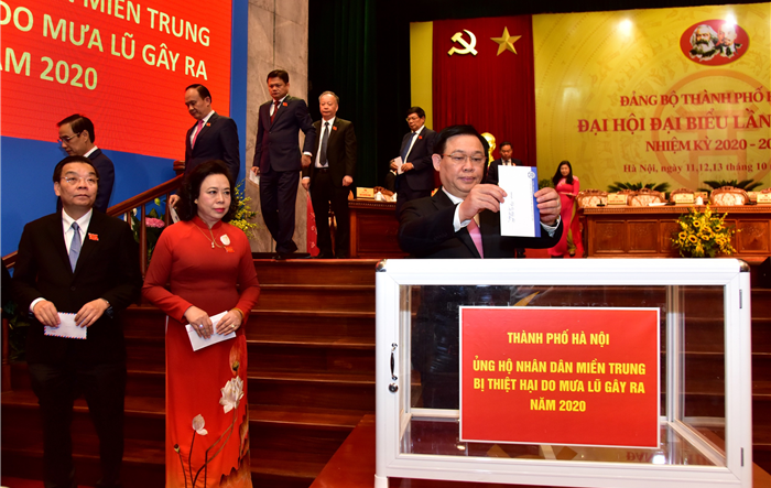 Đại biểu dự Đại hội đại biểu lần thứ XVII Đảng bộ thành phố Hà Nội ủng hộ, chia sẻ với đồng bào miền Trung