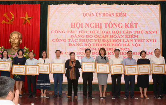 Chủ tịch HĐND Thành phố Nguyễn Thị Bích Ngọc dự tổng kết công tác tổ chức, phục vụ Đại hội Đảng tại Hoàn Kiếm