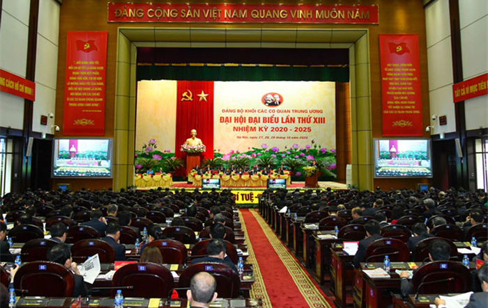 Xây dựng đội ngũ cán bộ, đảng viên tuyệt đối trung thành với Đảng, vì lợi ích quốc gia, dân tộc