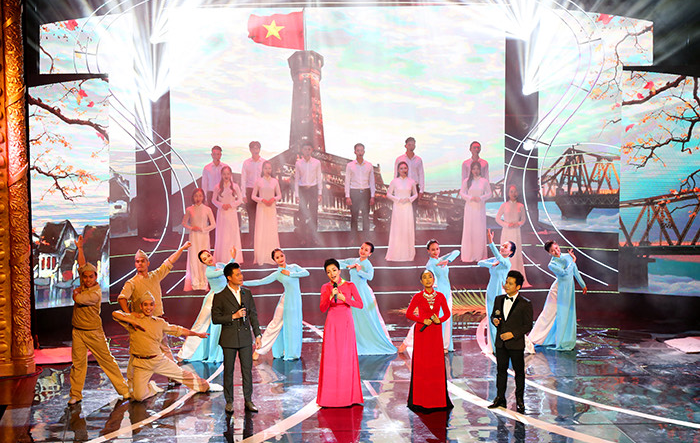 Lung linh nghĩa tình Hà Nội - Huế - Sài Gòn