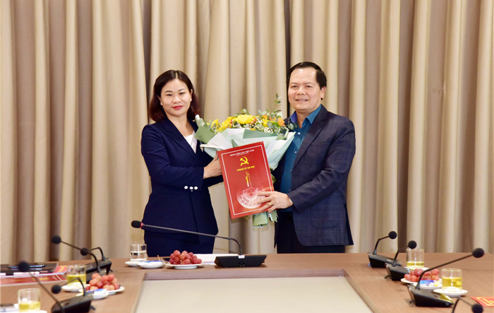 Trao Quyết định nghỉ hưu cho nguyên Bí thư  Quận ủy Tây Hồ Nguyễn Văn Thắng