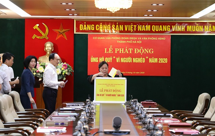 Cơ quan Văn phòng Đoàn đại biểu Quốc hội và HĐND thành phố Hà Nội ủng hộ Quỹ “Vì người nghèo”
