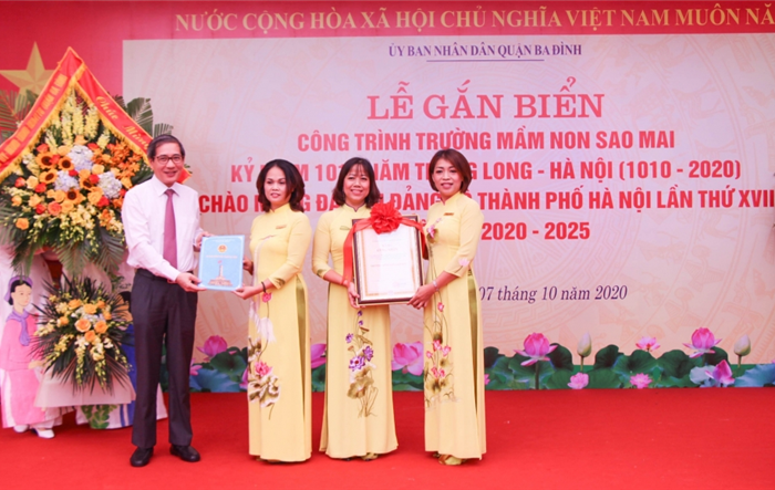 Quận Ba Đình gắn biển công trình chào mừng Đại hội đại biểu Đảng bộ Thành phố lần thứ XVII