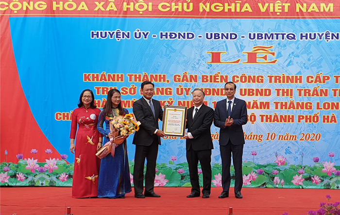 Gắn biển công trình cấp thành phố  trụ sở Đảng ủy - HĐND - UBND thị trấn Trâu Quỳ