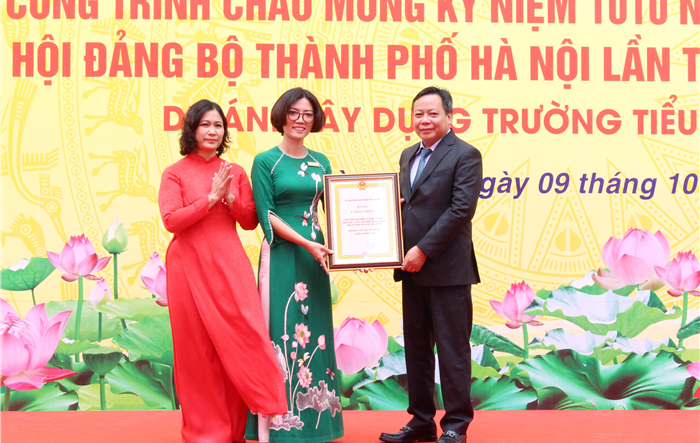 Gắn biển công trình chào mừng Đại hội đại biểu lần thứ XVII Đảng bộ thành phố Hà Nội