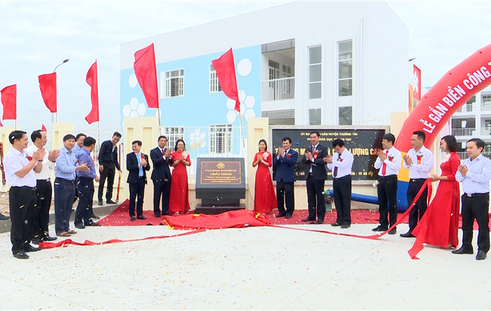 Gắn biển công trình Trường mầm non chất lượng cao Sao Khuê chào mừng Đại hội đại biểu Đảng bộ Thành phố lần thứ XVII