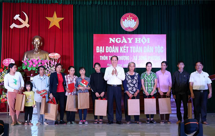 Trưởng Ban Dân vận Thành ủy chung vui Ngày hội Đại đoàn kết toàn dân tộc cùng người dân ở xã Song Phượng