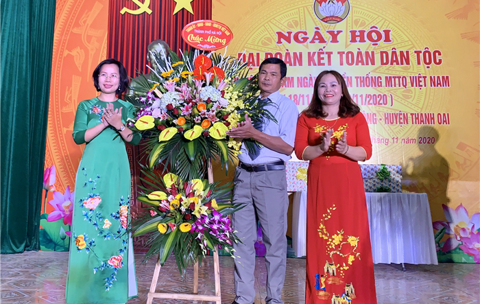 Trưởng Ban Tuyên giáo Thành uỷ, Chủ tịch LĐLĐ Thành phố dự Ngày hội Đại đoàn kết toàn dân tộc khu dân cư thôn Cự Thần