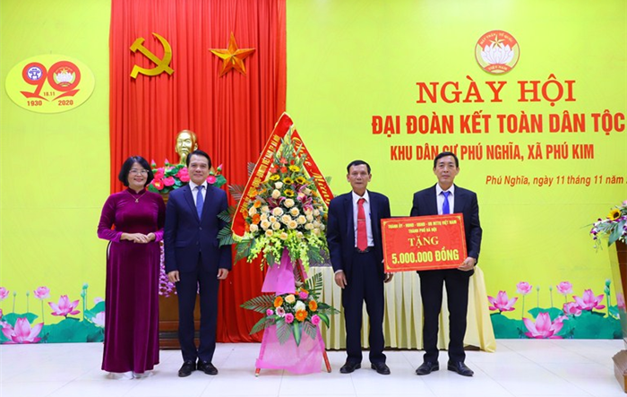 Chủ nhiệm Uỷ ban Kiểm tra Thành uỷ dự Ngày hội Đại đoàn kết toàn dân tộc tại thôn Phú Nghĩa