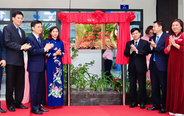 Phó Bí thư Thường trực Thành ủy gắn biển công trình chào mừng Đại hội đại biểu toàn quốc lần thứ XIII của Đảng