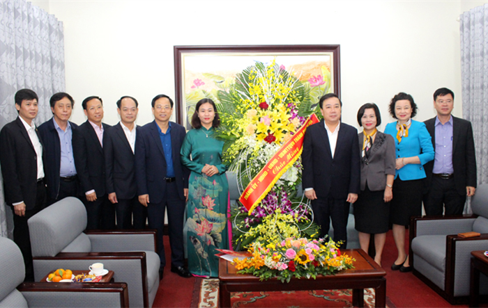 Phó Bí thư Thường trực Thành ủy chúc mừng Sở Giáo dục và Đào tạo