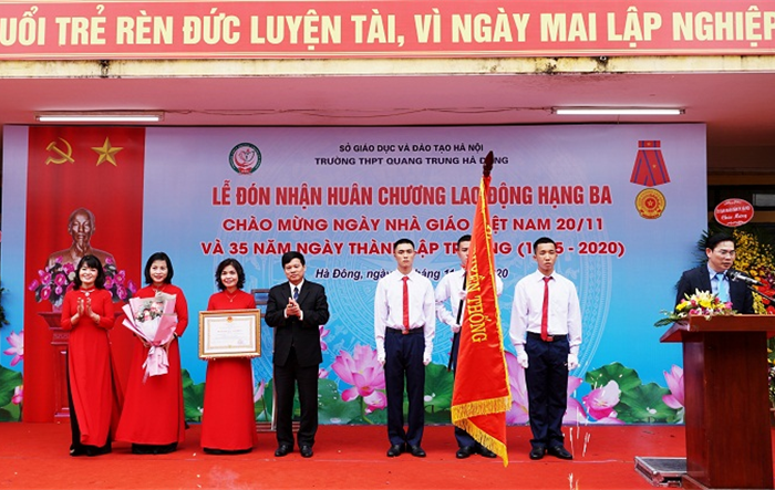 Trường THPT Quang Trung vinh dự đón nhận Huân chương Lao động hạng Ba 