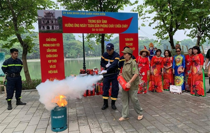 Tuyên truyền, hướng dẫn kỹ năng PCCC&CNCH cho nhân dân tại phố đi bộ xung quanh hồ Hoàn Kiếm