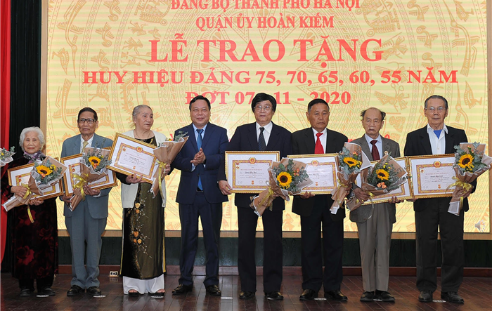 Đồng chí Nguyễn Văn Phong trao Huy hiệu Đảng tại Đảng bộ quận Hoàn Kiếm