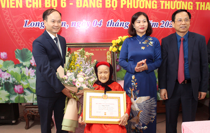 Phó Bí thư Thường trực Thành ủy Nguyễn Thị Tuyến trao Huy hiệu 75 năm tuổi Đảng tại Long Biên