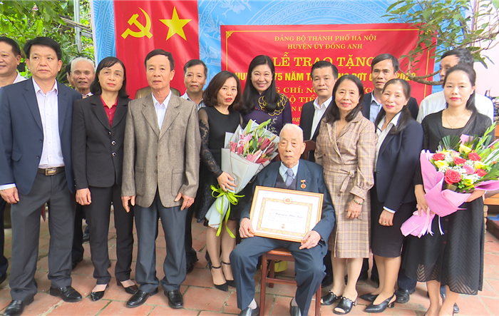 Chủ tịch Ủy ban Mặt trận Tổ quốc Thành phố trao Huy hiệu Đảng cho đảng viên lão thành cách mạng huyện Đông Anh