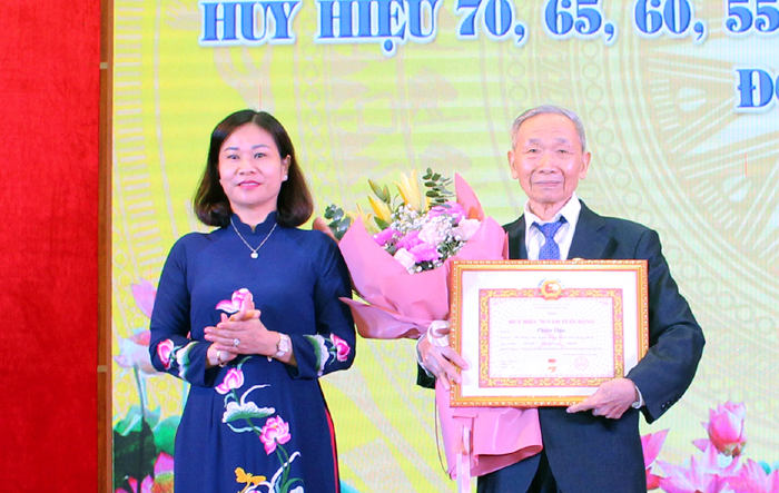 Phó Bí thư Thường trực Thành ủy Nguyễn Thị Tuyến trao Huy hiệu Đảng tại thị xã Sơn Tây