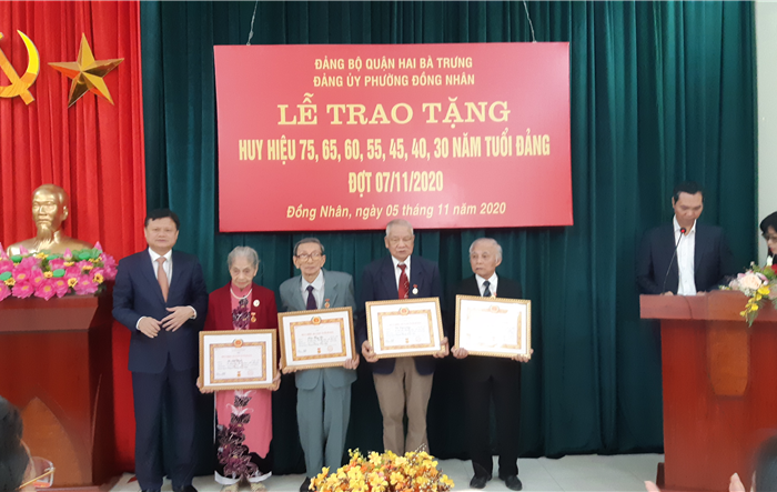Trưởng ban Tổ chức Thành uỷ trao Huy hiệu Đảng tại quận Hai Bà Trưng